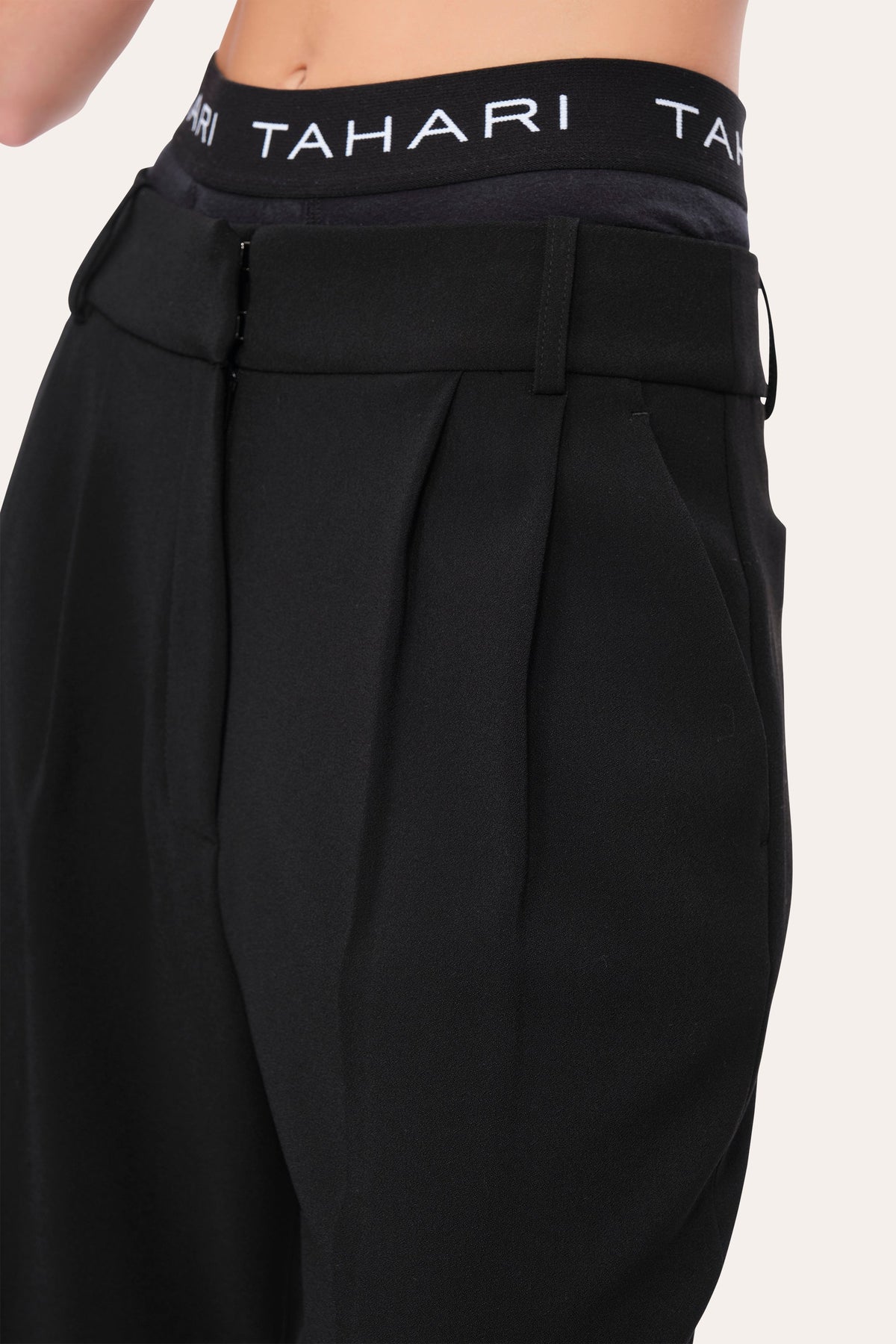 Elie Tahari Crepe Pleated Pant